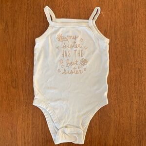 🍓3/$10 Old Navy Beige Bodysuit with Cute Sister Slogan size 12-18m